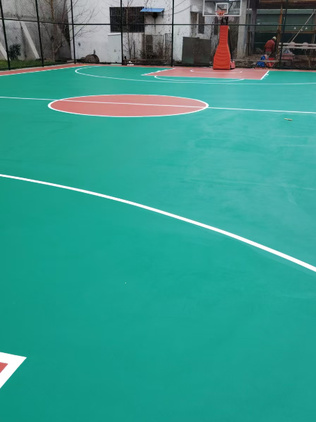 莱城 球场长期使用易出现地面开裂